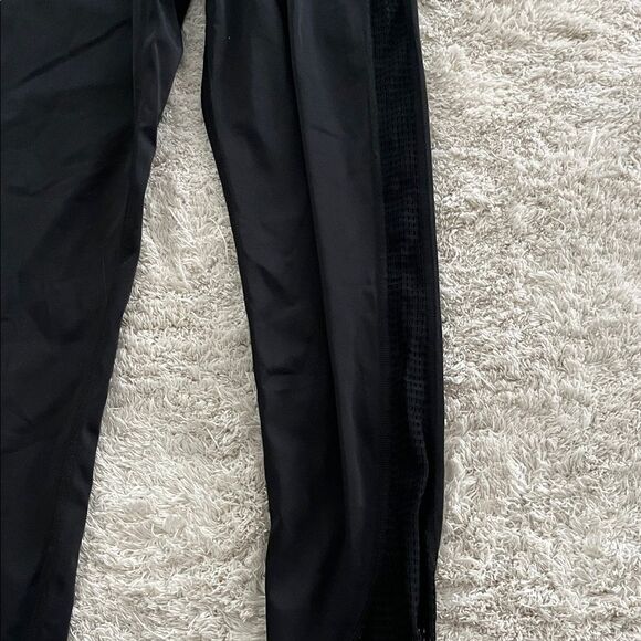 Beyond Yoga women Black Leggings with sexy open leg design.  Size XS. - Picture 5 of 9